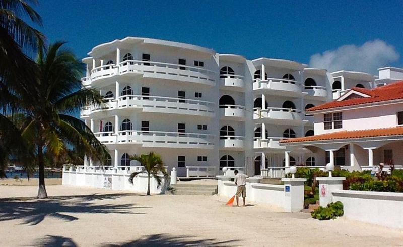 Banyan Bay Suites San Pedro  Zewnętrze zdjęcie