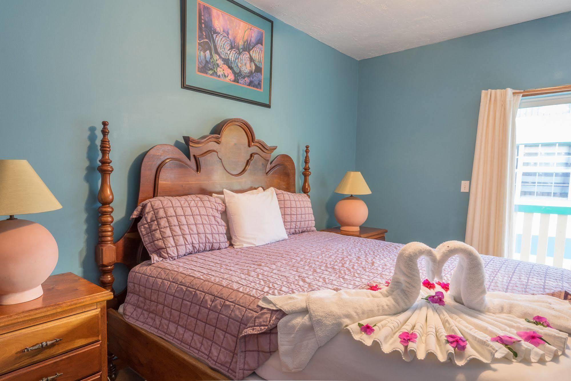 Banyan Bay Suites San Pedro  Zewnętrze zdjęcie